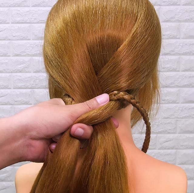 教大家一款大人小孩都適合的辮子，簡(jiǎn)單日常的輕時(shí)尚編發(fā)造型