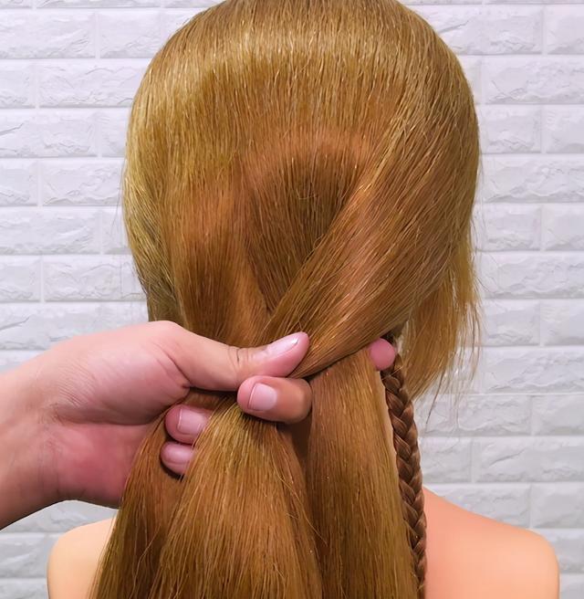 教大家一款大人小孩都適合的辮子，簡(jiǎn)單日常的輕時(shí)尚編發(fā)造型