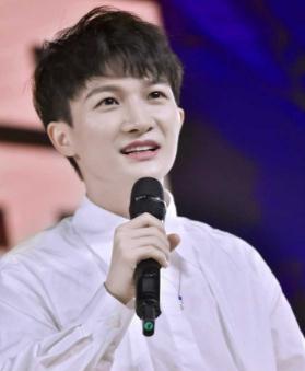 周深的真名叫什么，是男是女？(周深個(gè)人資料簡介)