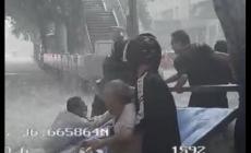 老人被沖倒 公交司機(jī)用車(chē)擋住激流 小舉有大愛(ài)！