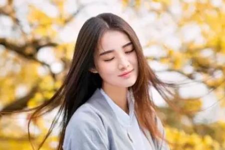 侯澤潤(rùn)《我把往事化云煙》歌詞完整版