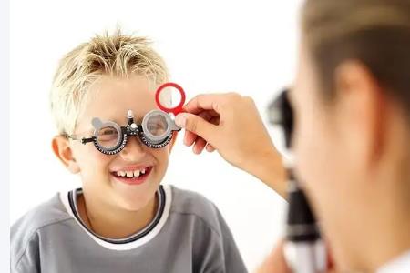 900度近視一般多久失明(近視900度的眼會失明嗎)