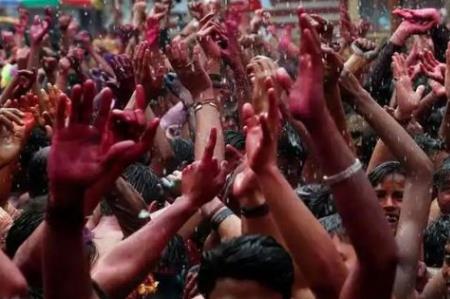 外國博主勇闖印度潑糞節落荒而逃 潑糞節是哪個國家的風俗 2