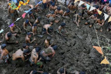 外國博主勇闖印度潑糞節落荒而逃 潑糞節是哪個國家的風俗 4