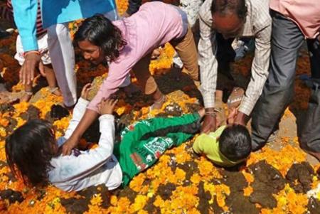 外國博主勇闖印度潑糞節落荒而逃 潑糞節是哪個國家的風俗 5